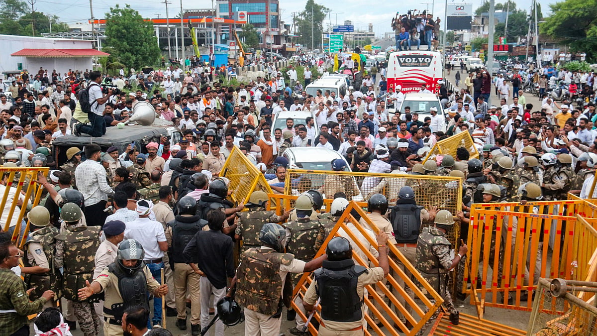 مدھیہ پردیش: بھوپال میں ہزاروں کسانوں نے سڑکوں پر رات بھر دیا دھرنا، آج سی ایم ہاؤس کی جانب مارچ، سکیورٹی سخت