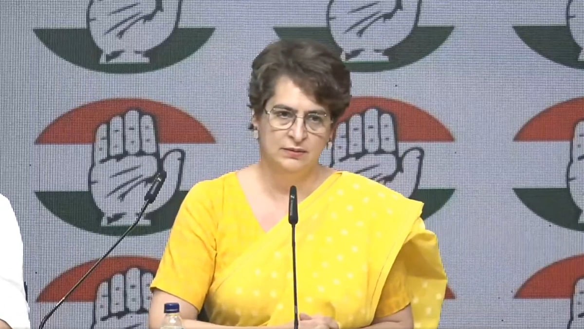 طلبہ کے خلاف پولیس کی کارروائی شرمناک، وزیر اعظم مودی خود مل کر سنیں ان کی بات: پرینکا گاندھی