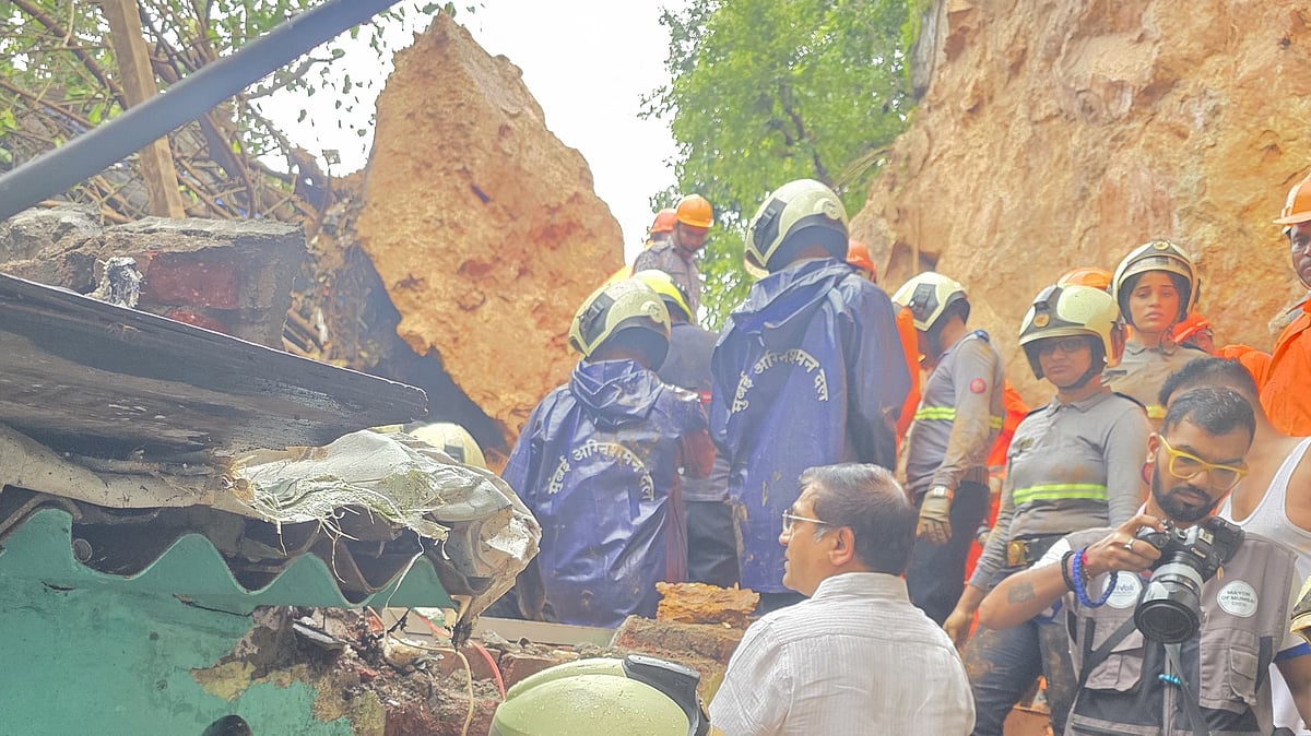 ممبئی کے گھاٹ کوپر علاقہ میں لینڈسلائیڈنگ سے 2 لوگوں کی موت، کم و بیش 8 افراد ملبہ میں دبے