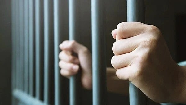 امریکہ میں ہند نژاد سی ایف او کو عدالت نے سنائی 4 ماہ جیل کی سزا، سرجنوں کو دیتے تھے رشوت!