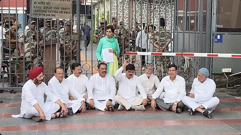 اتراکھنڈ میں ایس آئی آر کی گڑبڑیوں کے خلاف کانگریس کا الیکشن کمیشن کے باہر دھرنا، افسران کو سونپا مکتوب