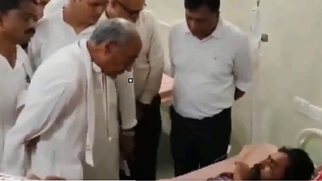 ساگر زہریلی شراب سانحہ: دگ وجے سنگھ کی متاثرین سے ملاقات، ریاستی حکومت کو ہدف تنقید بنایا