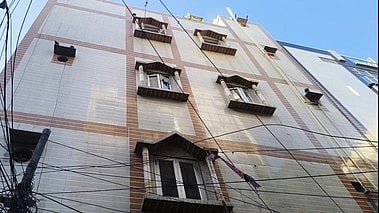 دہلی کے گاندھی نگر میں 4 منزلہ عمارت جھکی، نوٹس جاری، احتیاطاً عمارت خالی کرائی گئی