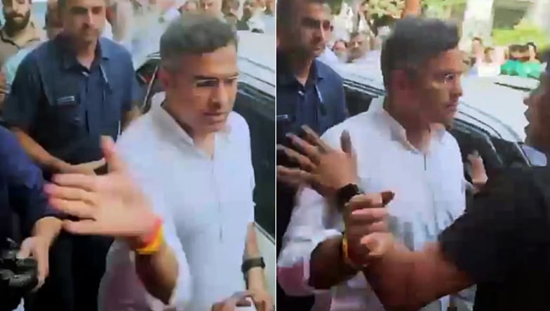 گھٹیا سڑکوں کا ذکر کرنے والے شخص کو دہلی کے وزیر پرویش ورما نے مارا تھپڑ، کانگریس نے کہا ’عوام ان کا گھمنڈ توڑے گی‘